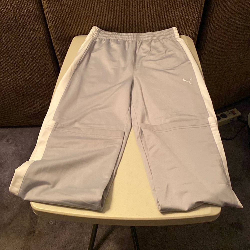 Puma sweatpants. Color: White/Silver. Size: Kids L